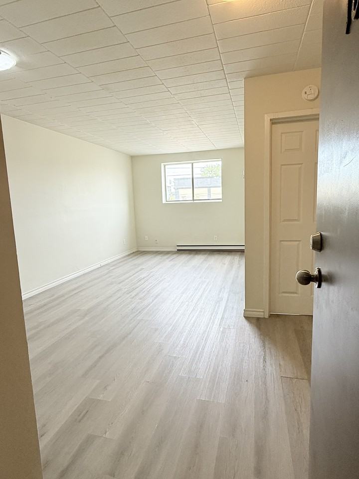 591 Wellington Avenue - Photo 3 of 25