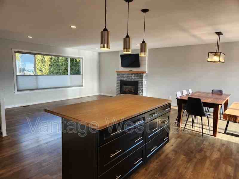 1735 Smithson Dr - Photo 2 of 10