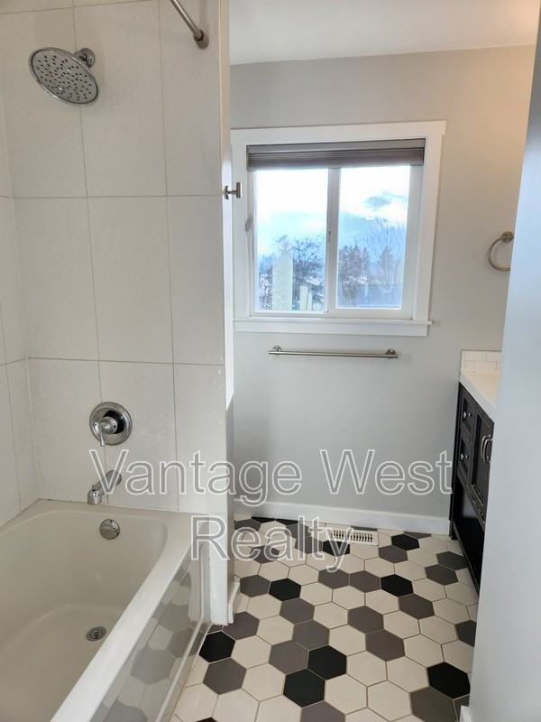 1735 Smithson Dr - Photo 3 of 10