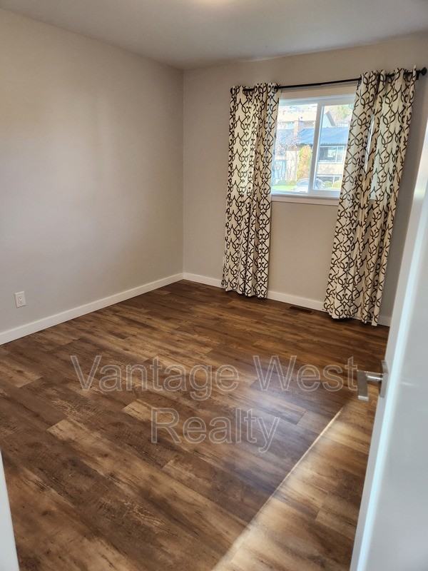 1735 Smithson Dr - Photo 5 of 10