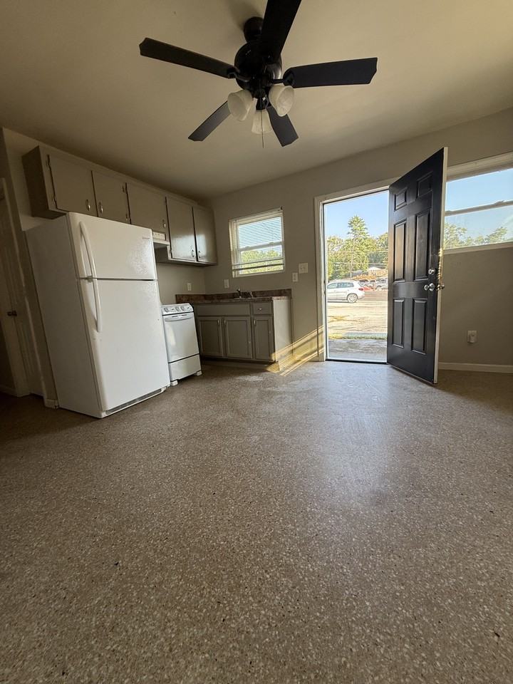 1210 Cedar Lane Southwest - Photo 2 of 5