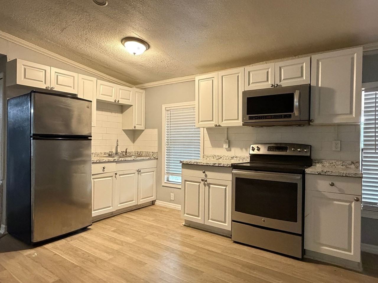 10508 Bay Hills Cir - Photo 2 of 8