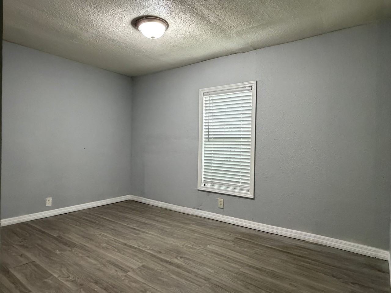 10508 Bay Hills Cir - Photo 4 of 8