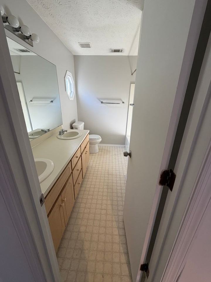 2203 Hunter Ct - Photo 2 of 8