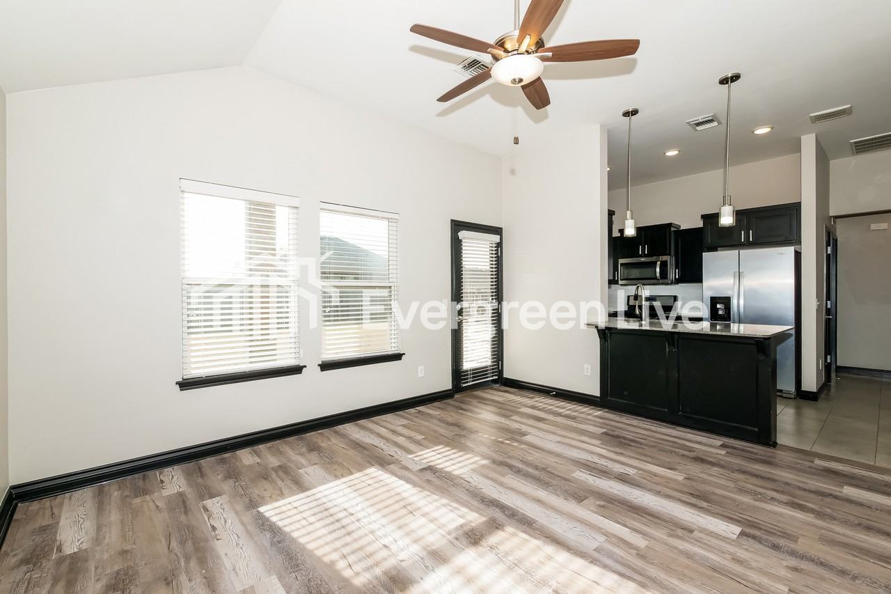 10512 Nw 35th St - Photo 3 of 16