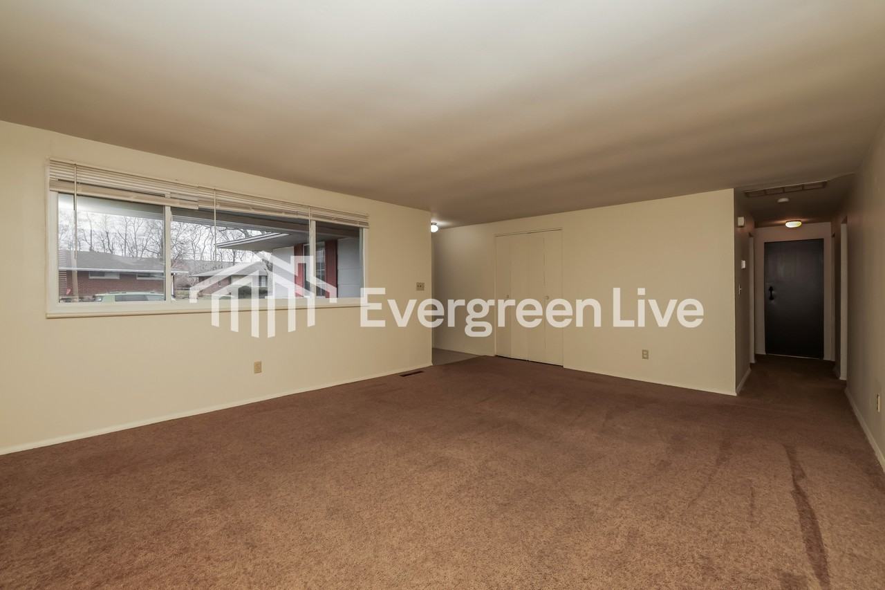 7972 Blackshear Dr - Photo 3 of 15