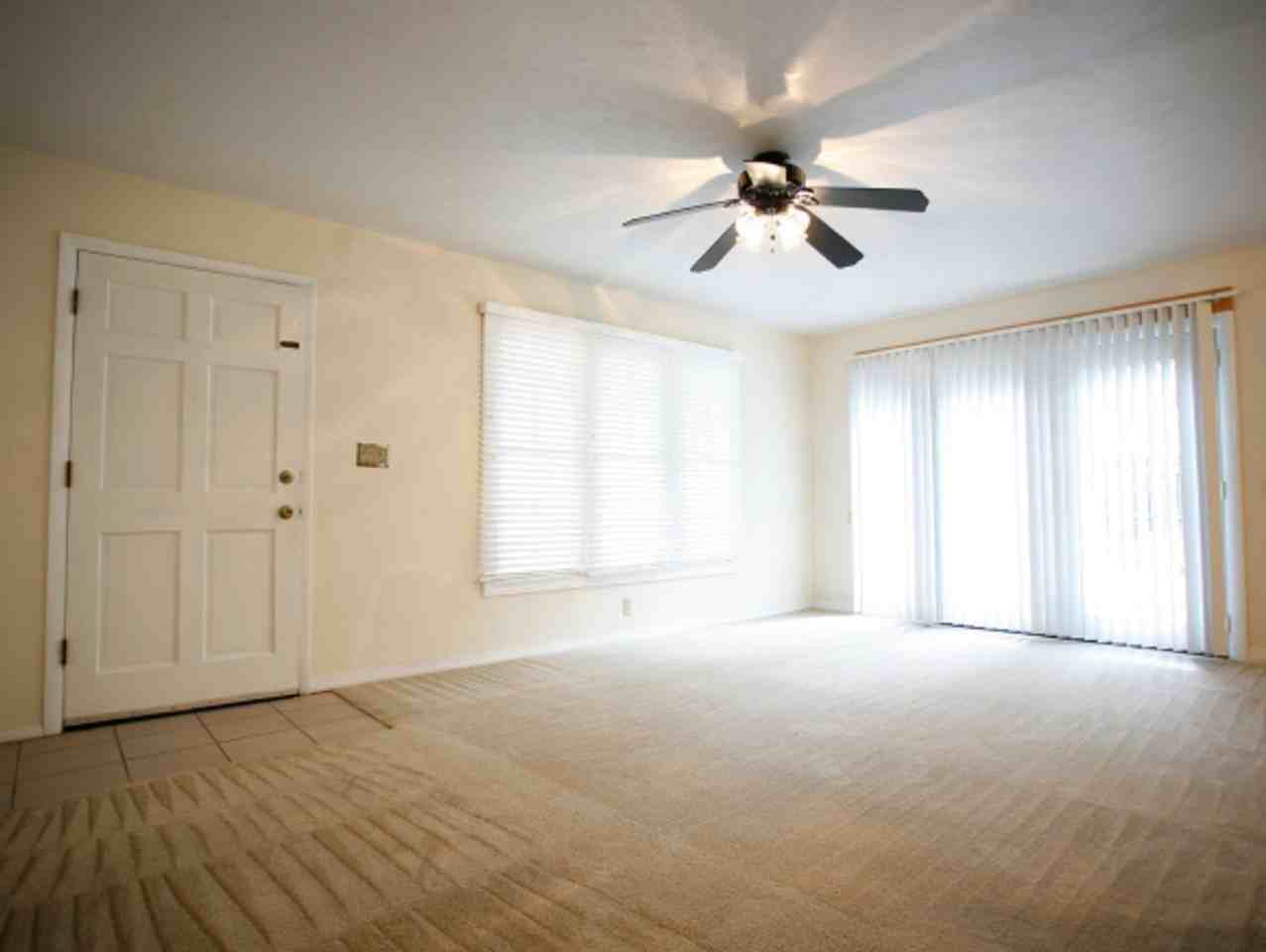 4918 Nw 29th St - Photo 7 of 12