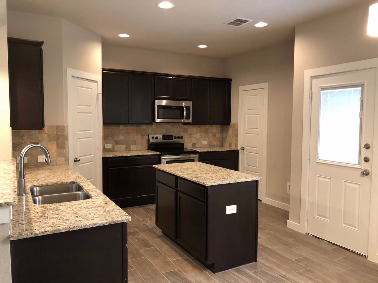 1023 Skyview Ct - Photo 6 of 12