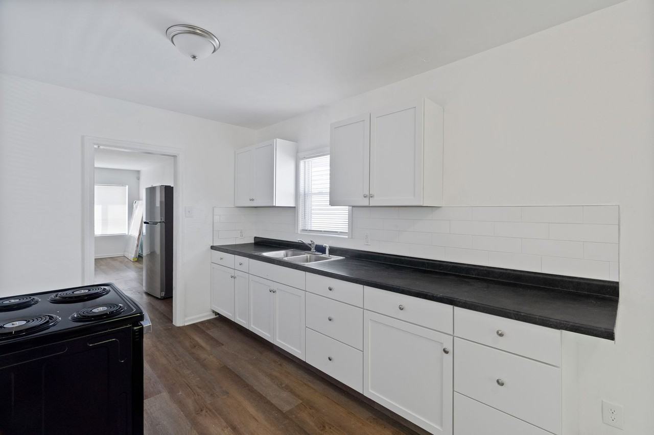 1350 W 32nd St - Photo 2 of 23