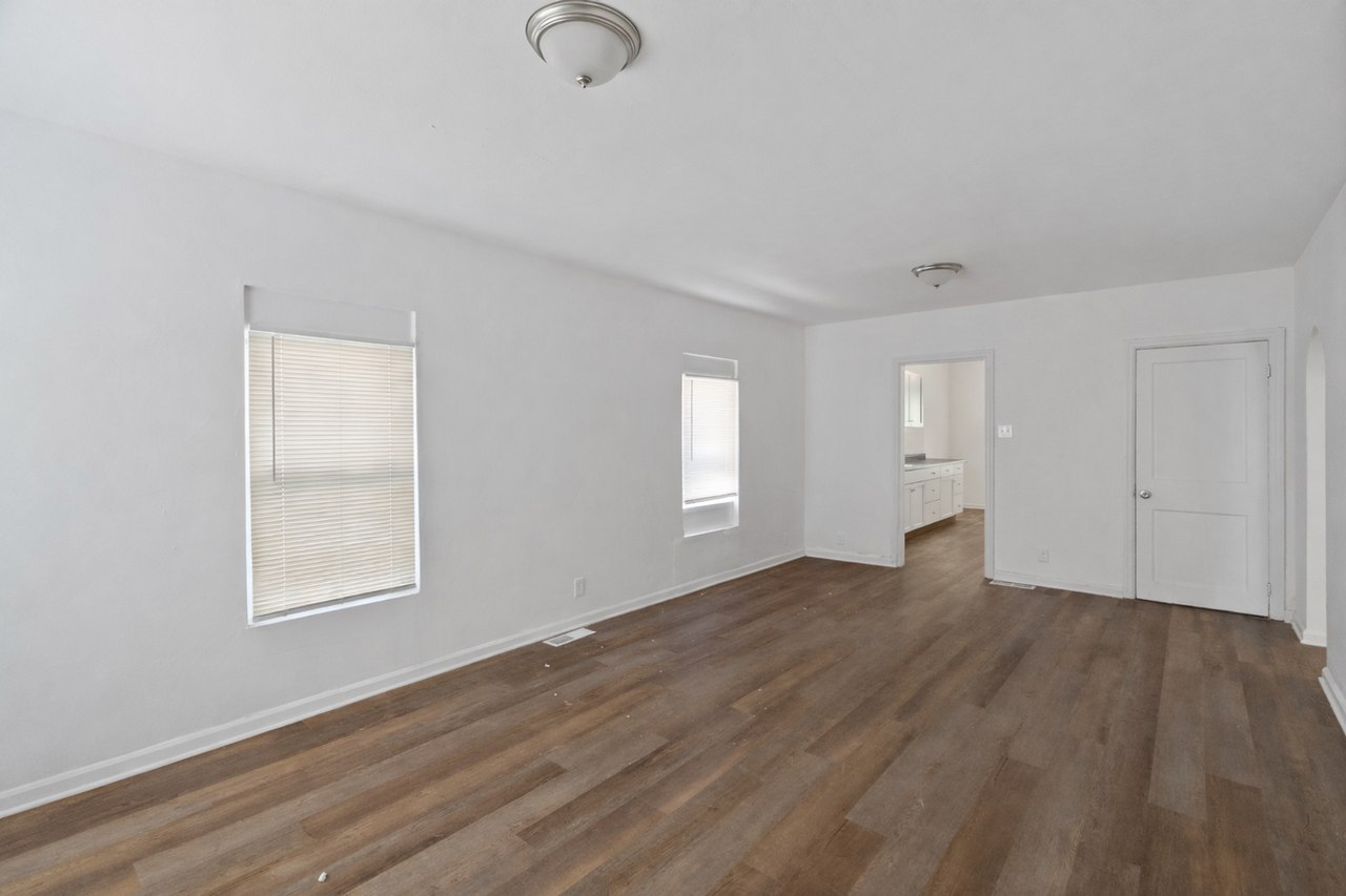 1350 W 32nd St - Photo 5 of 23