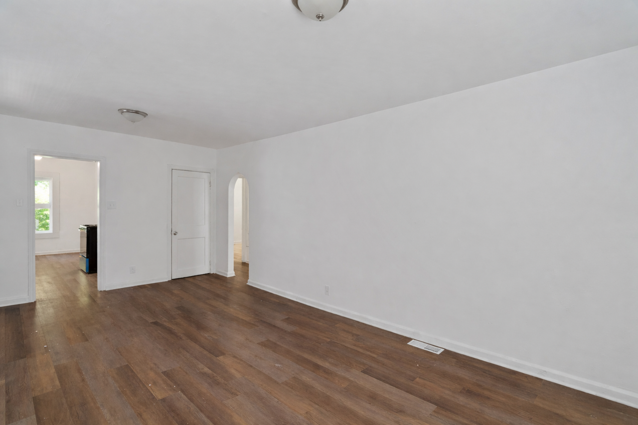 1350 W 32nd St - Photo 6 of 23