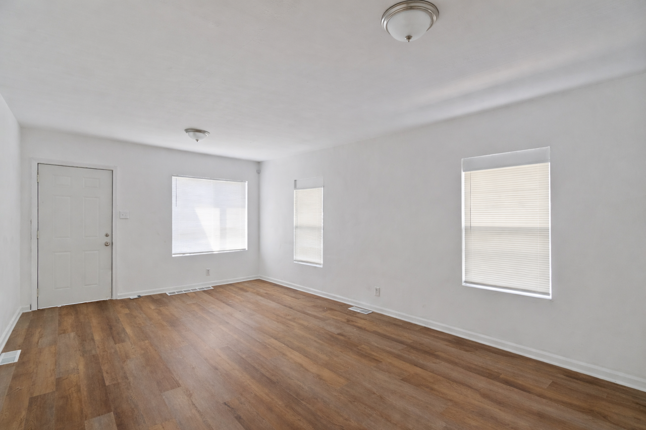 1350 W 32nd St - Photo 7 of 23