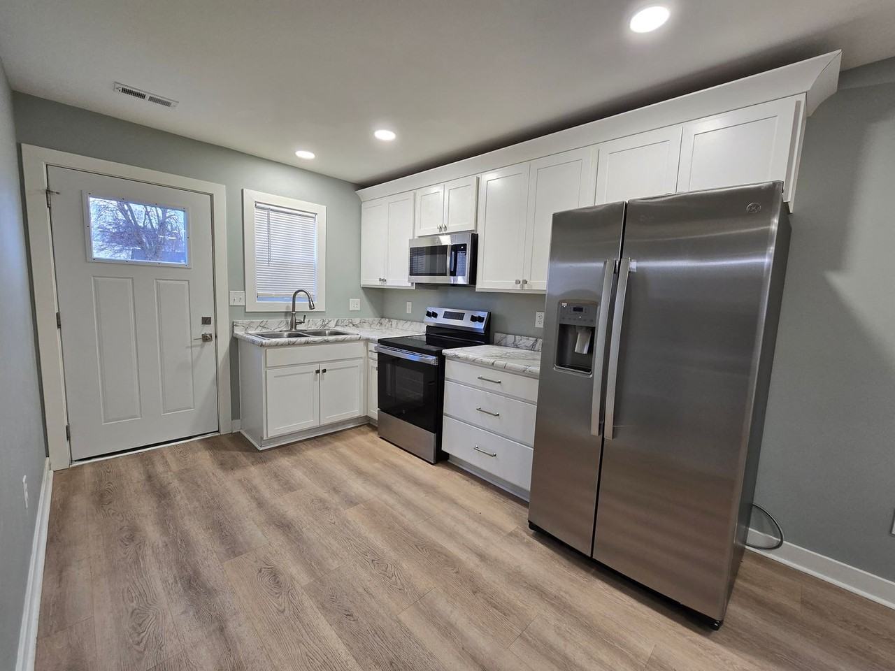 903 Sutherland Ave - Photo 2 of 13