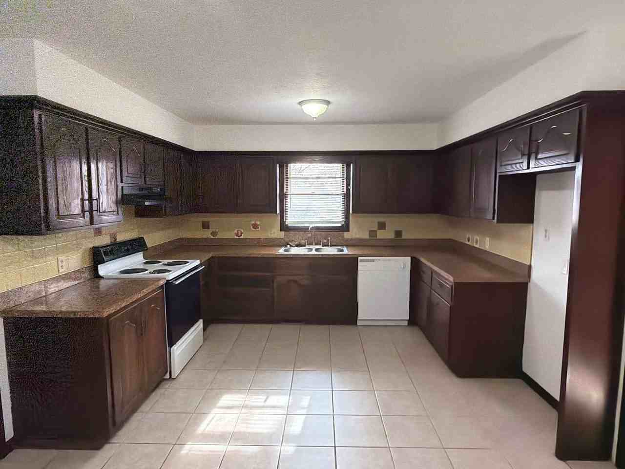 1630 W Swan St - Photo 3 of 19