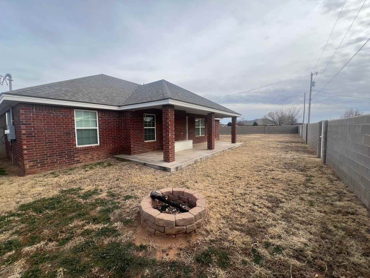 2207 Boxwood Cir - Photo 3 of 22