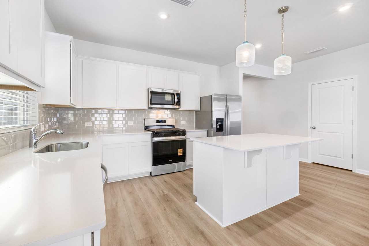 183 Crosstown Ave - Photo 4 of 31