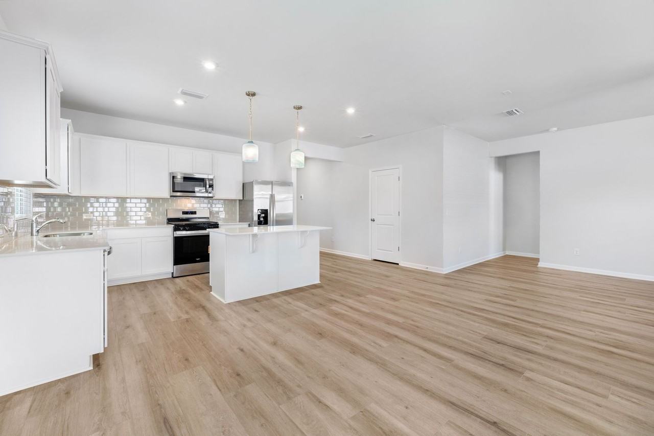 183 Crosstown Ave - Photo 7 of 31