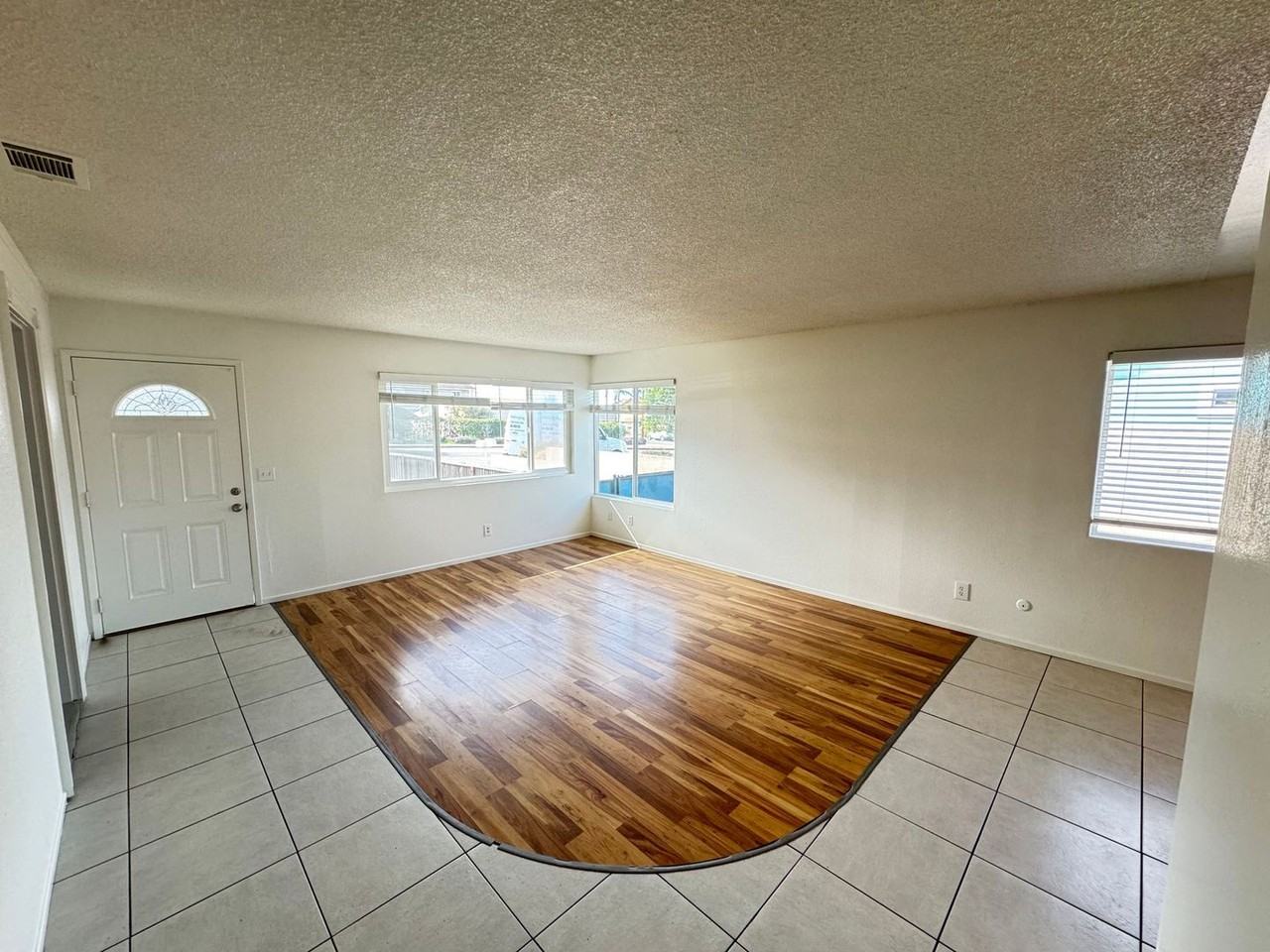 647 Newport Ave - Photo 4 of 25