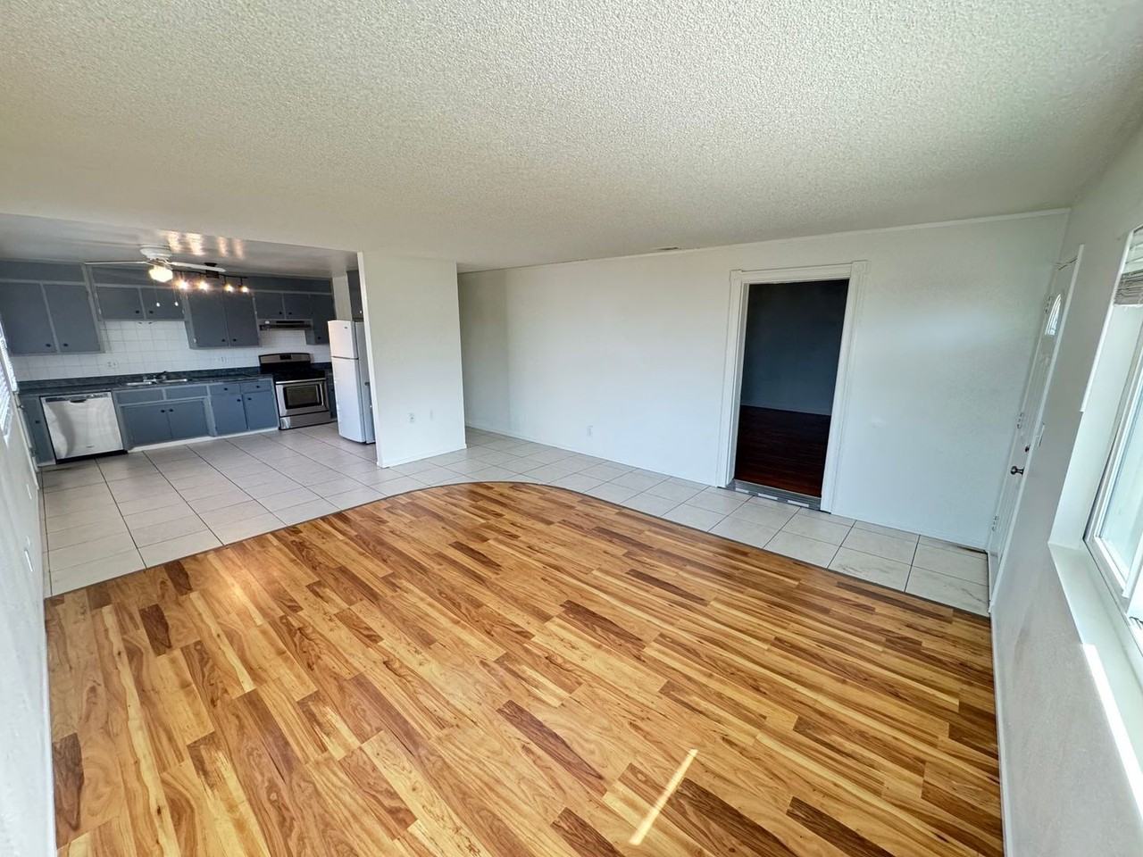 647 Newport Ave - Photo 5 of 25