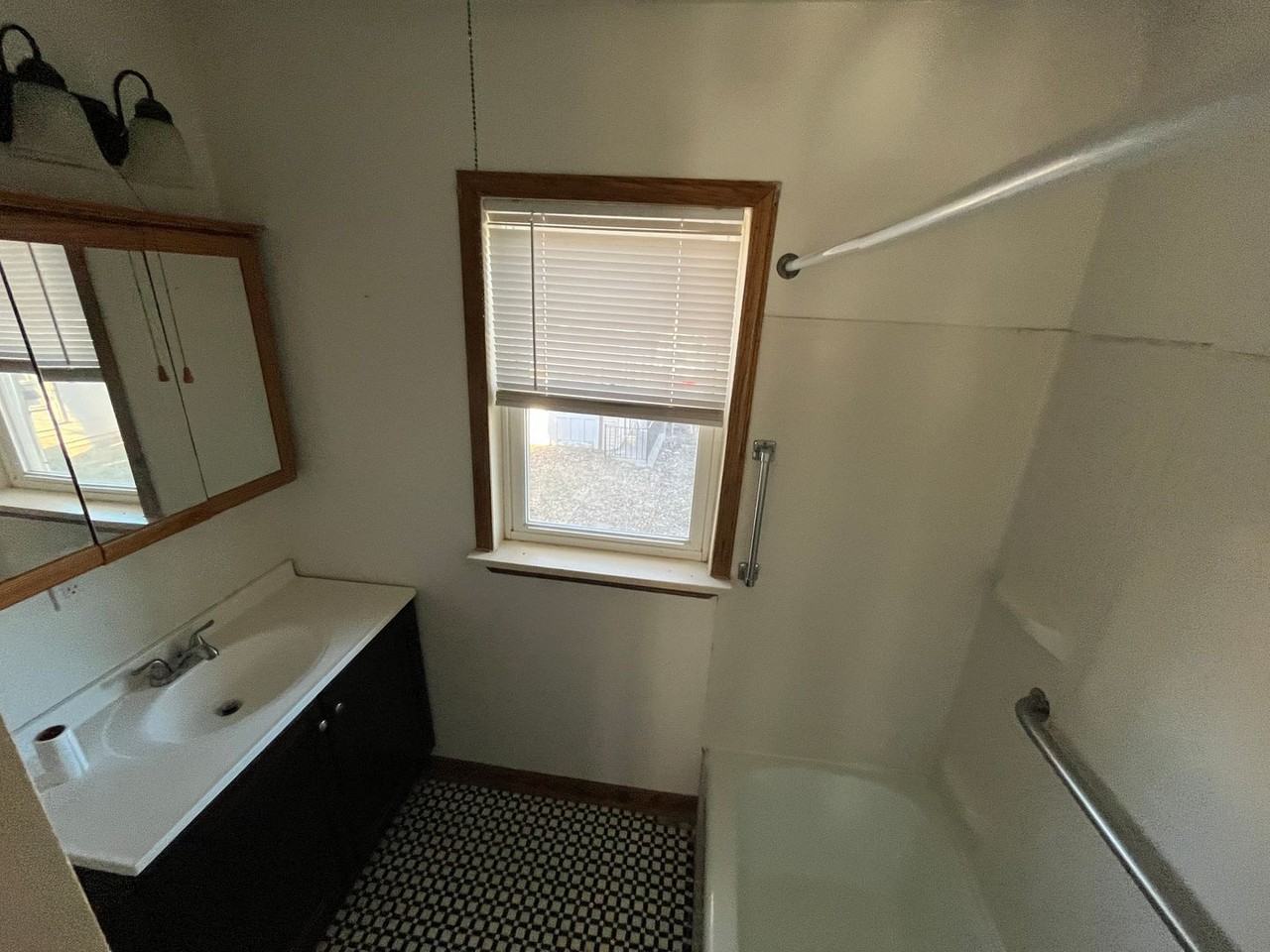 313 19th St - Photo 3 of 6