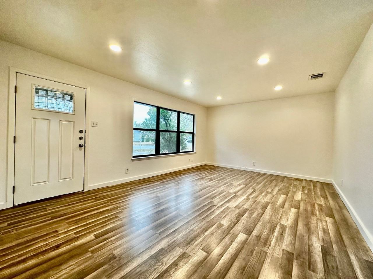 711 Center Ave - Photo 2 of 11