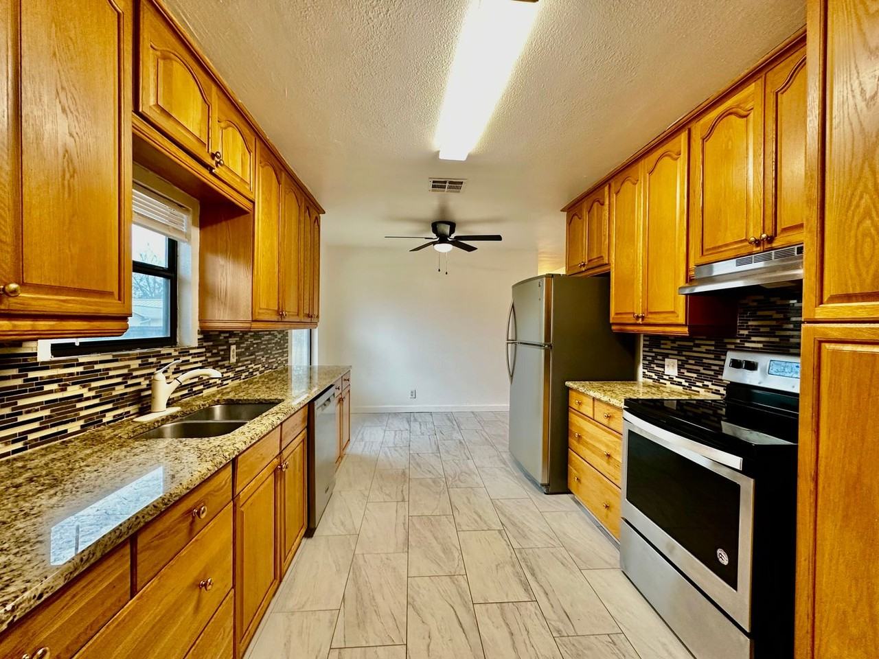 711 Center Ave - Photo 3 of 11