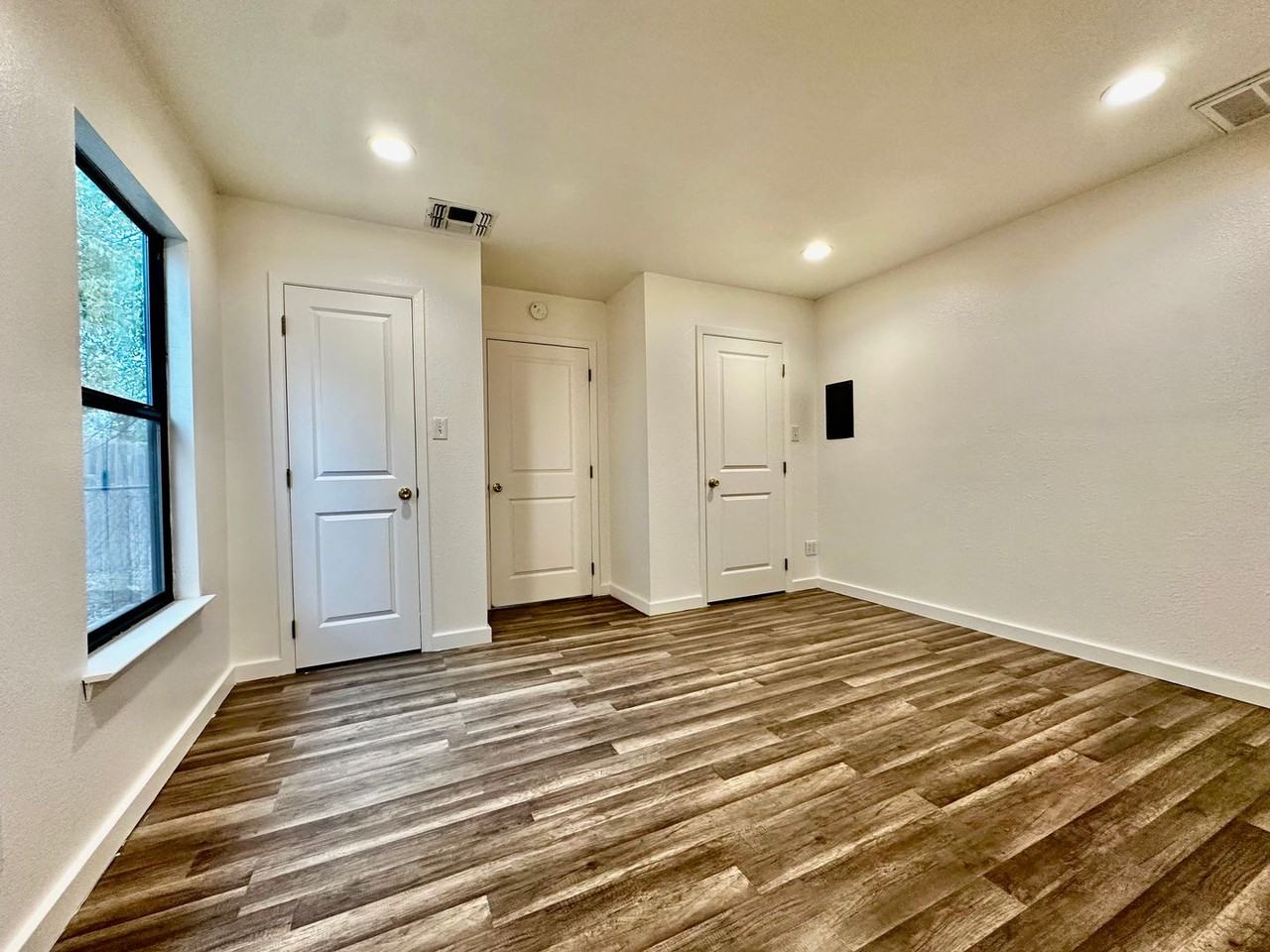 711 Center Ave - Photo 4 of 11