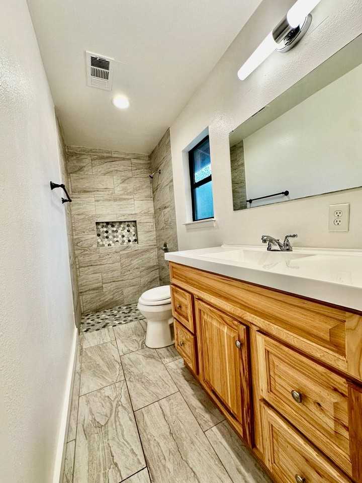 711 Center Ave - Photo 5 of 11