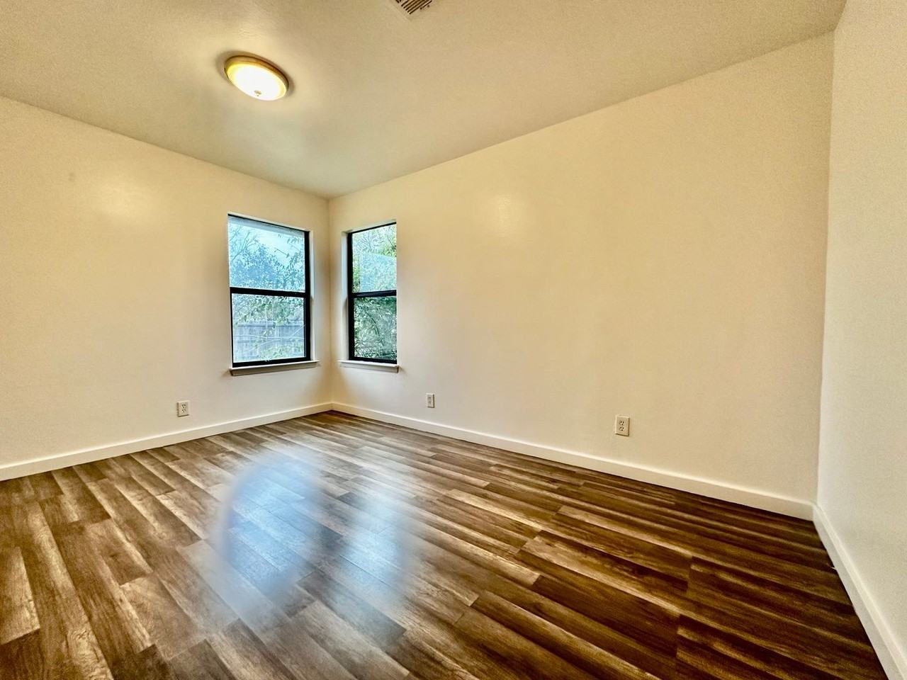 711 Center Ave - Photo 7 of 11