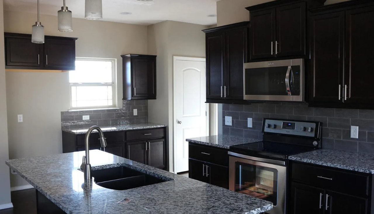 1205 W Millpond Dr - Photo 3 of 4