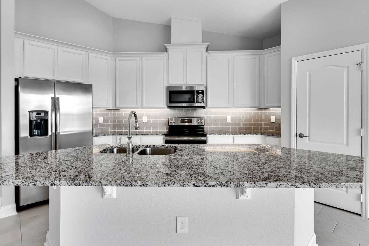 17014 Crestmont Blvd - Photo 3 of 25