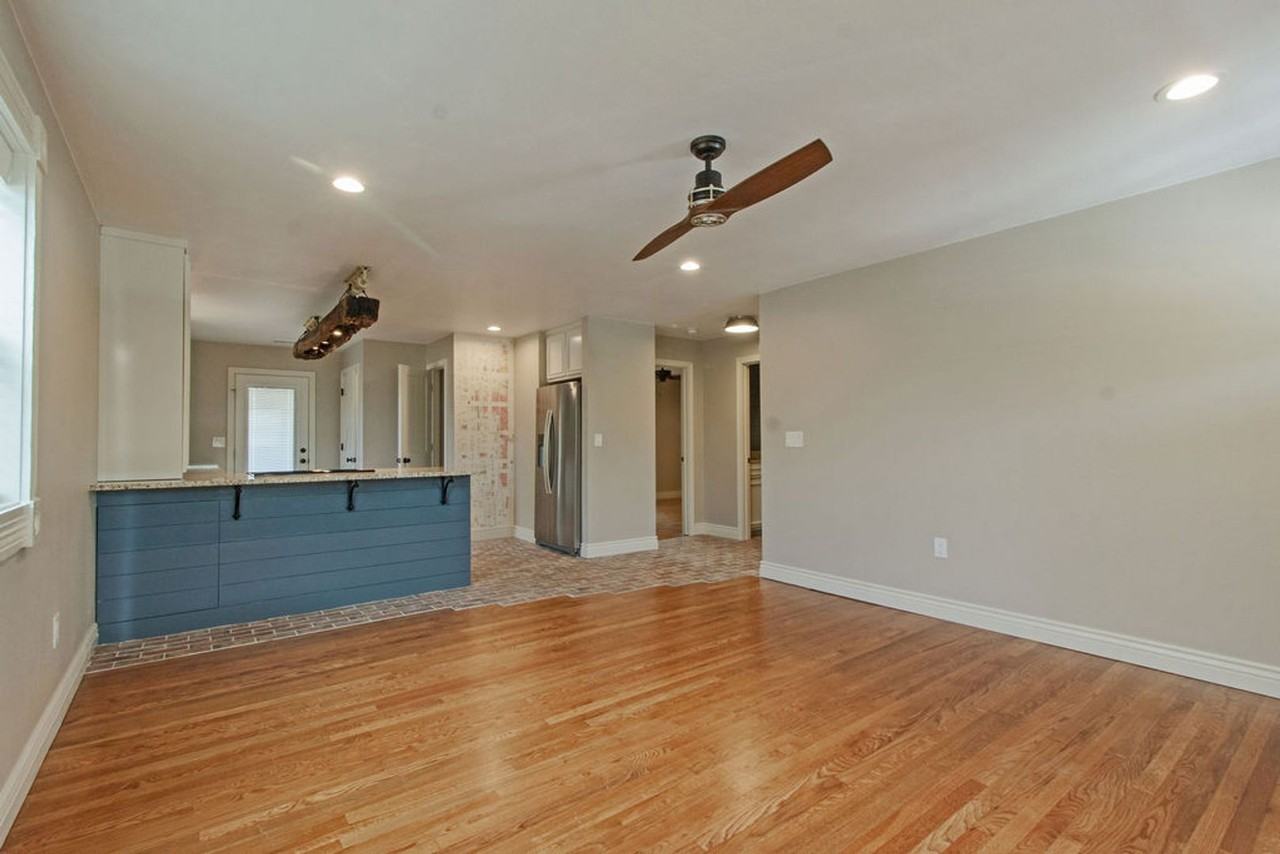 400 W Poplar St - Photo 3 of 23