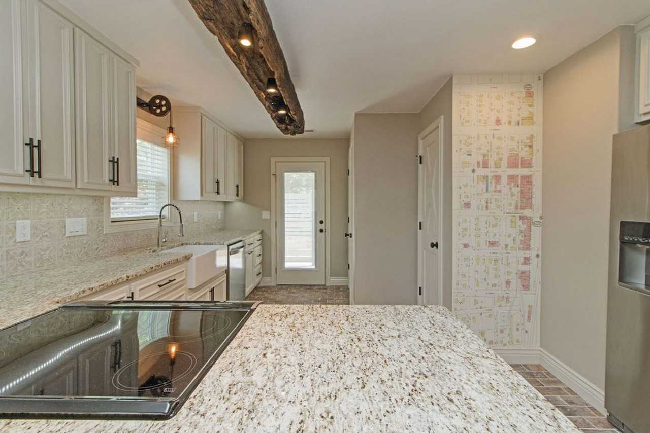 400 W Poplar St - Photo 4 of 23