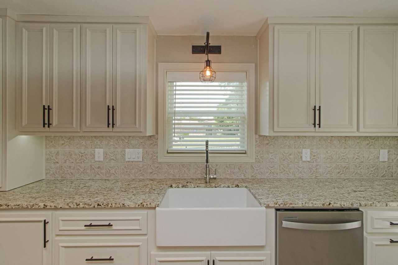 400 W Poplar St - Photo 5 of 23