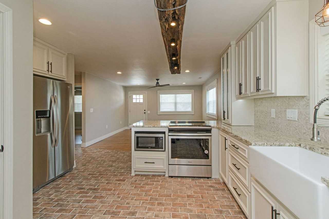 400 W Poplar St - Photo 6 of 23