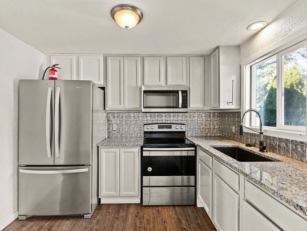 1637 E Hastings Ave - Photo 2 of 16