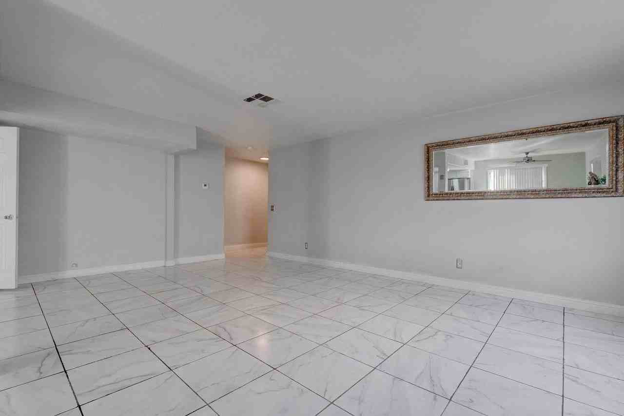 6101 Crockery St - Photo 4 of 33