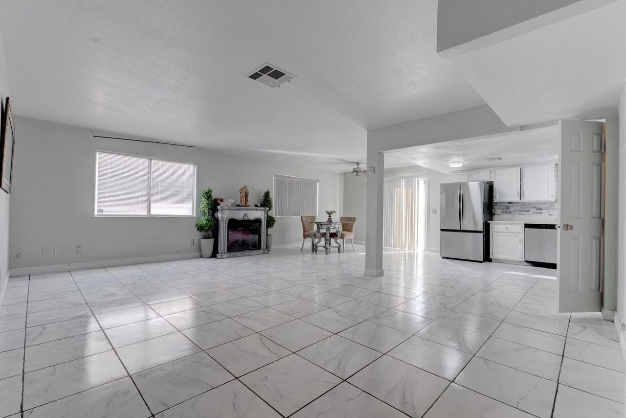 6101 Crockery St - Photo 5 of 33