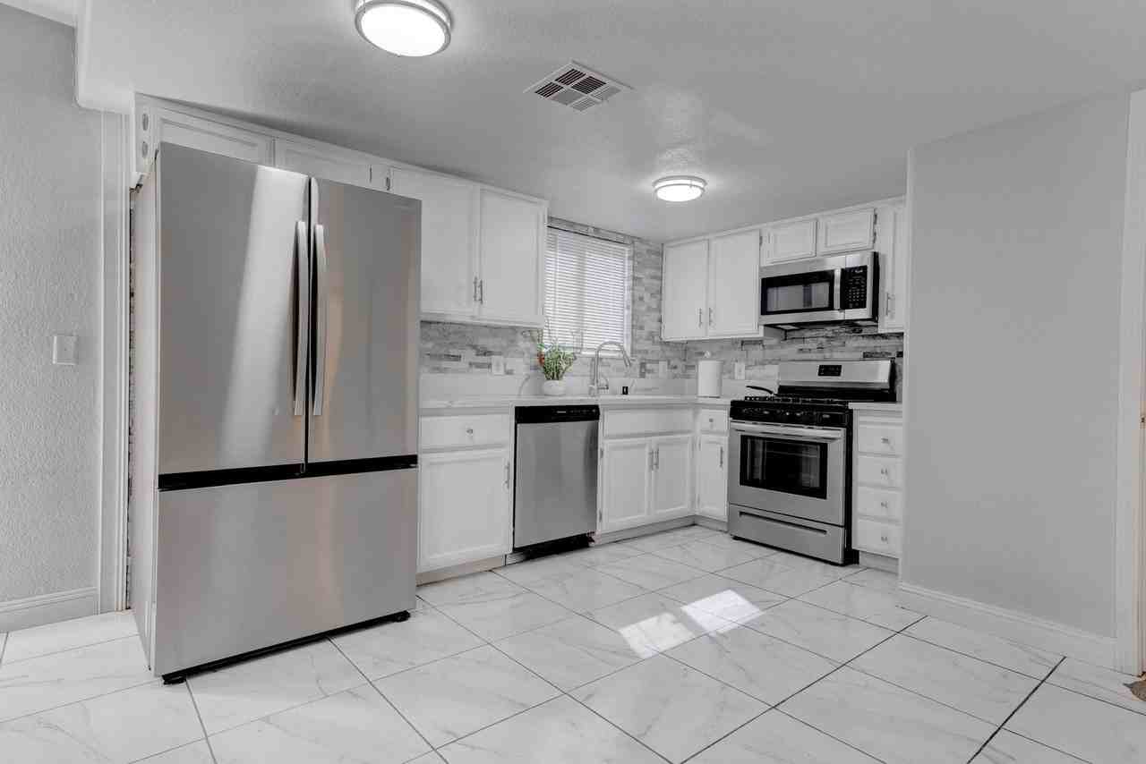 6101 Crockery St - Photo 7 of 33