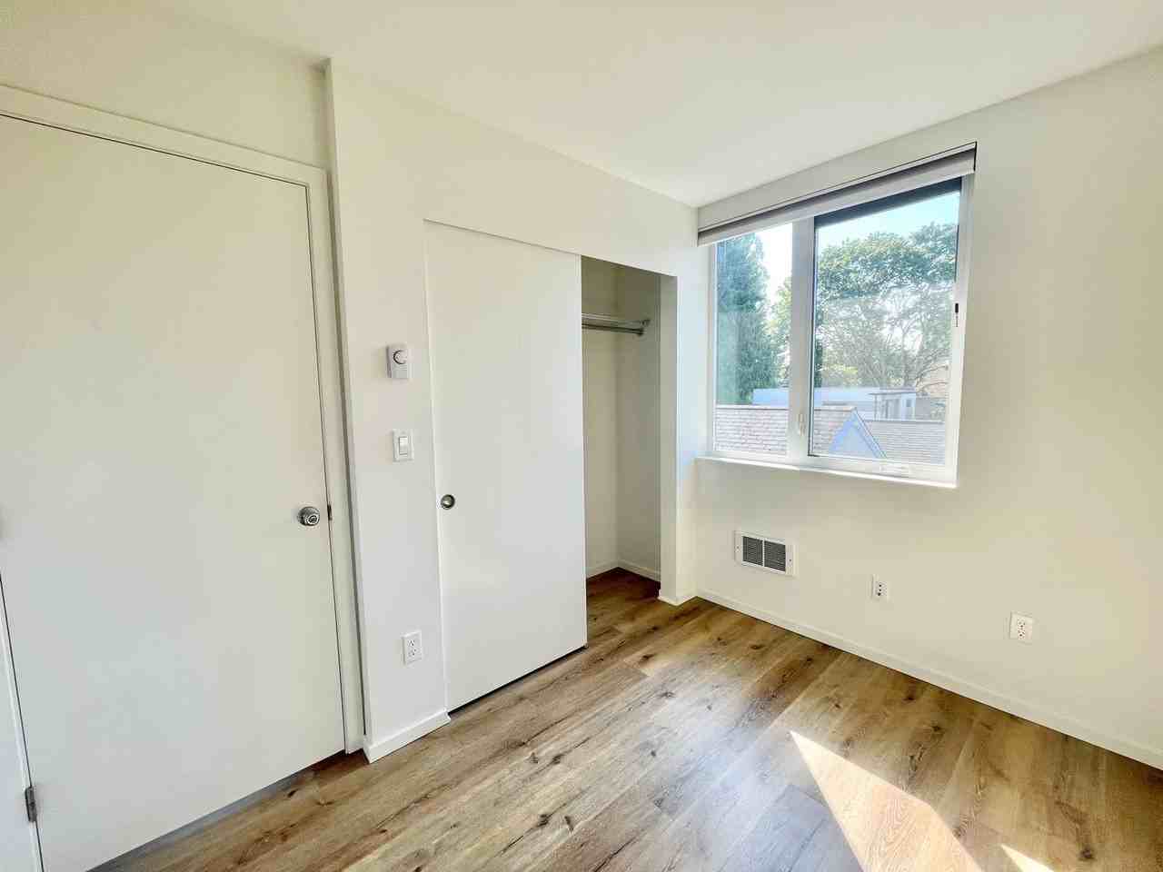 4725 8th Ave Ne - Photo 5 of 21