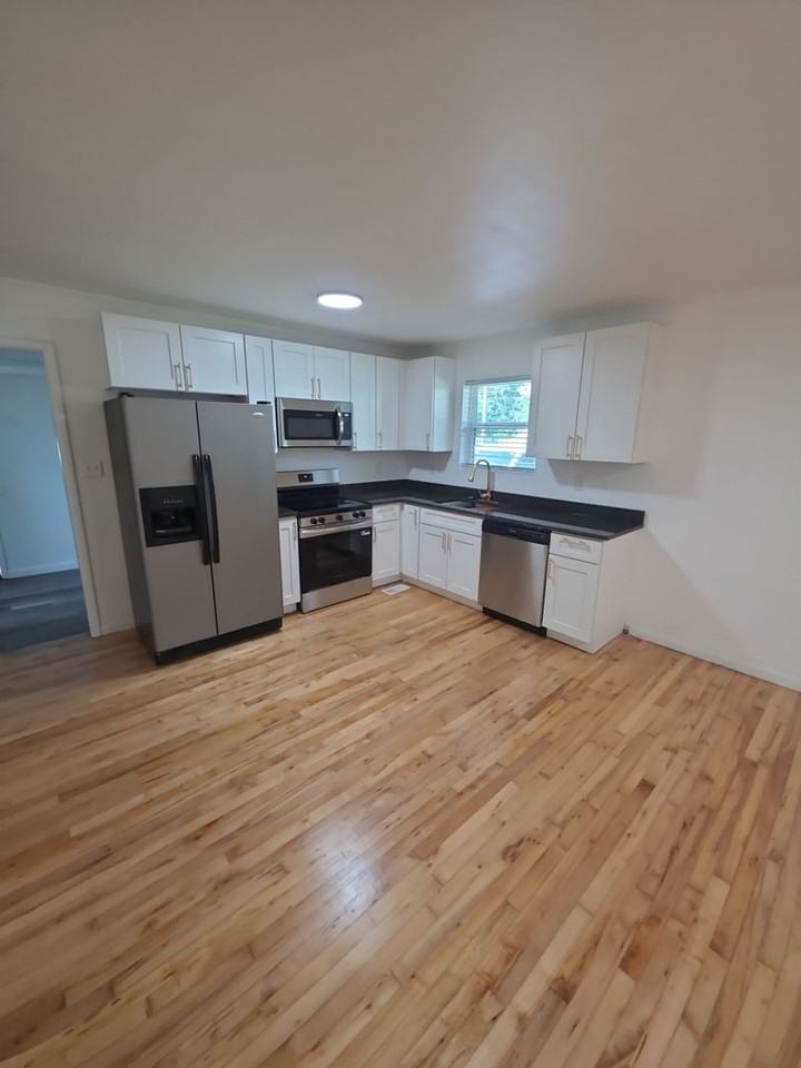 118 Stone Dr - Photo 2 of 11