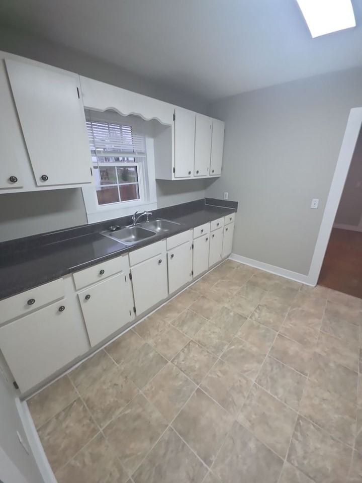 124 N Main St - Photo 3 of 9