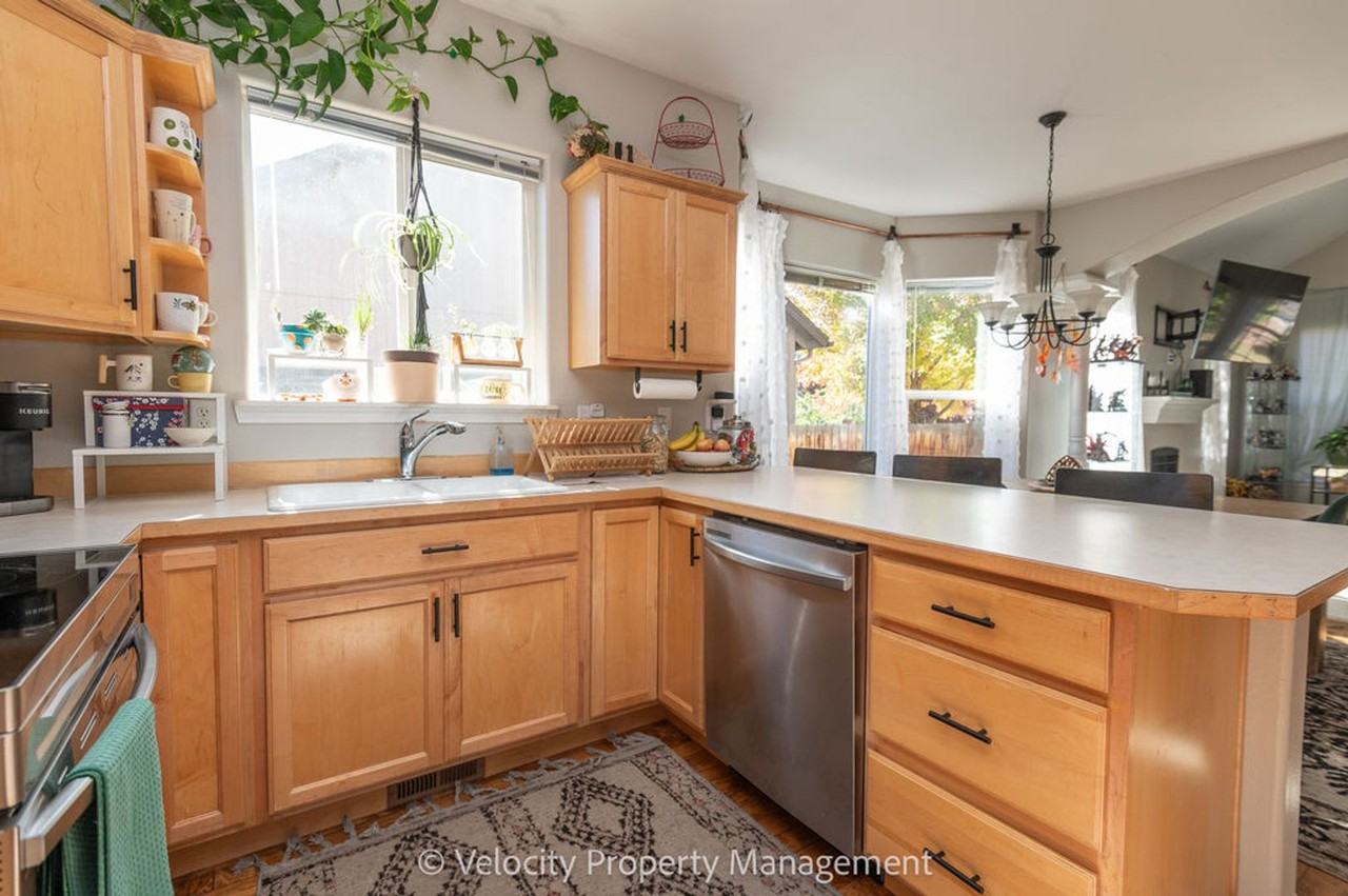 2673 Sw Salmon Ave - Photo 5 of 27