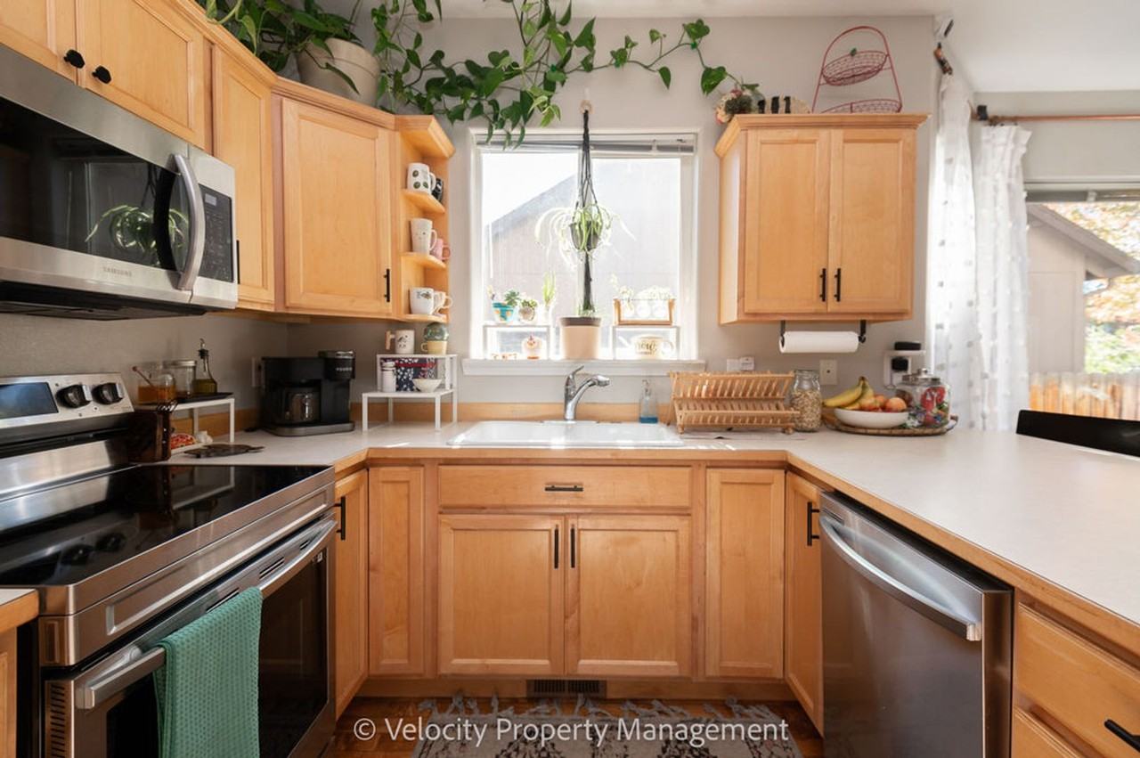 2673 Sw Salmon Ave - Photo 6 of 27