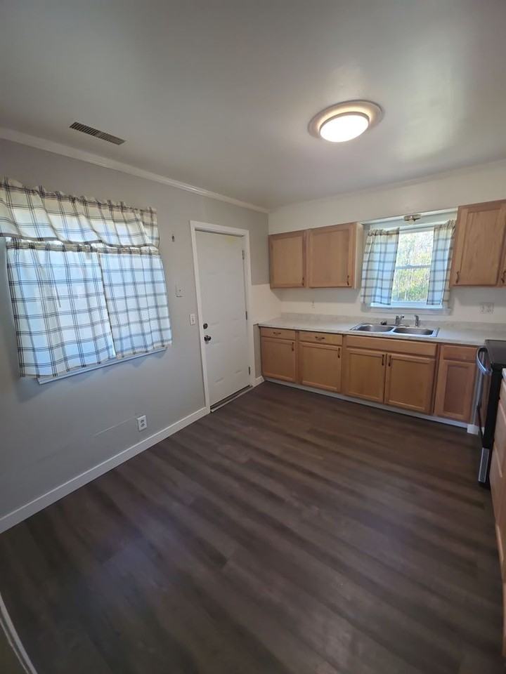 117 Lynn Dr - Photo 3 of 8