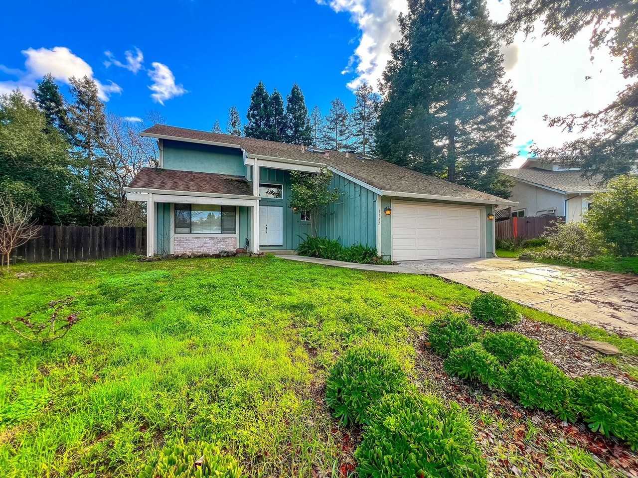 1132 Estates Dr - Photo 2 of 33