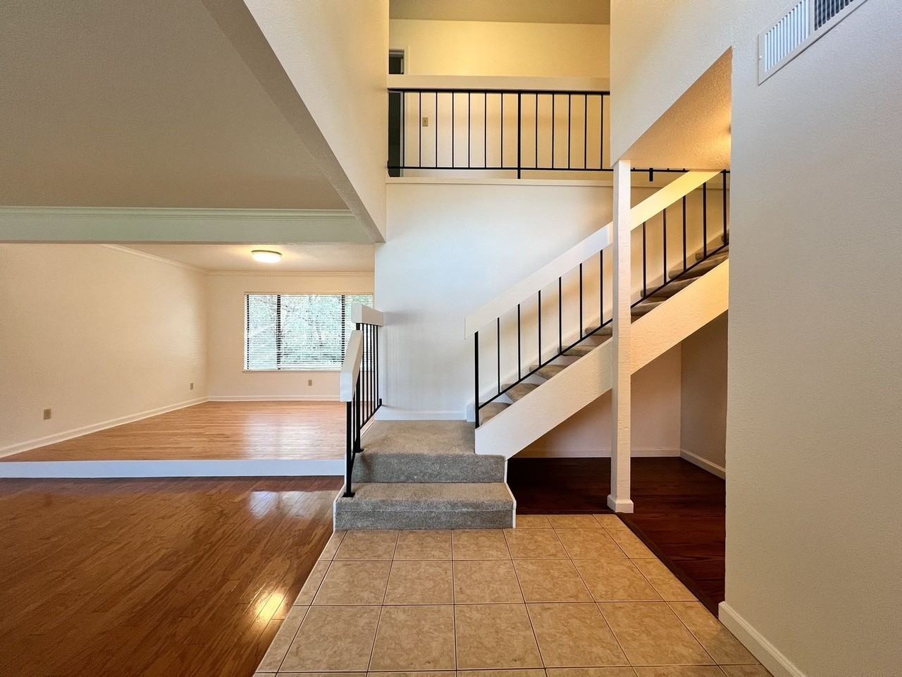 1132 Estates Dr - Photo 4 of 33