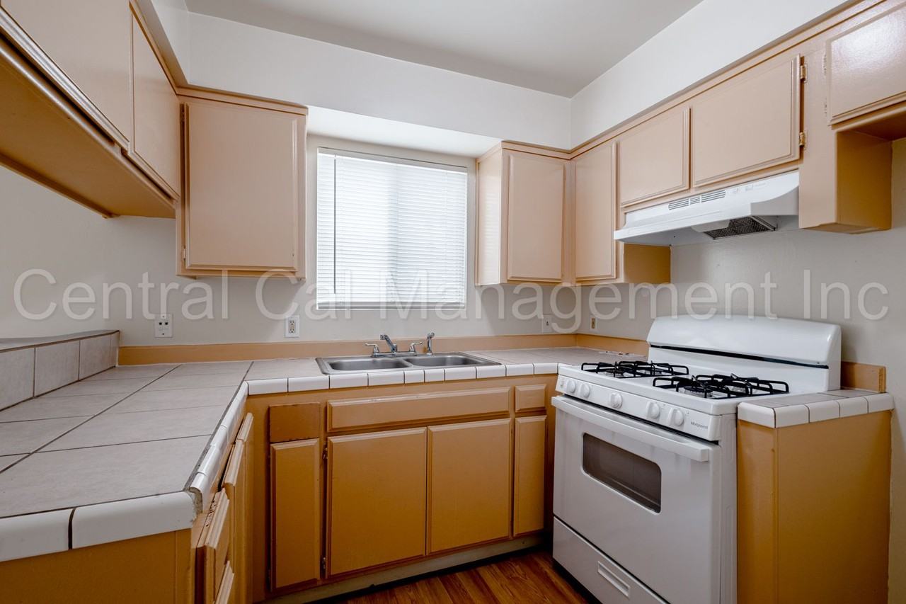 808 Pershing St - Photo 7 of 12