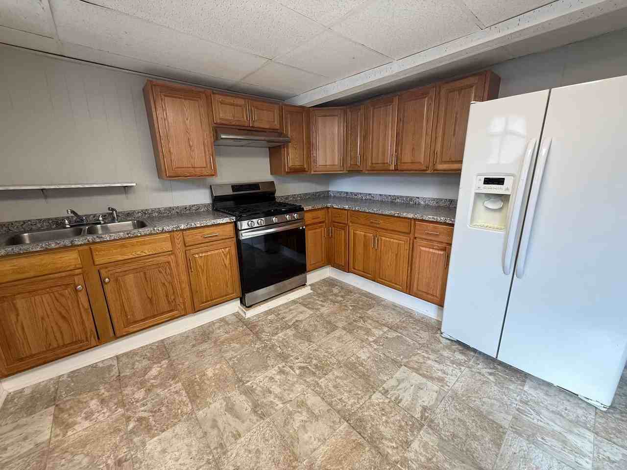 44 Center St - Photo 5 of 8