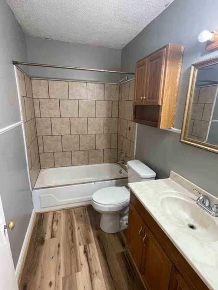 1010 Lee St - Photo 3 of 6